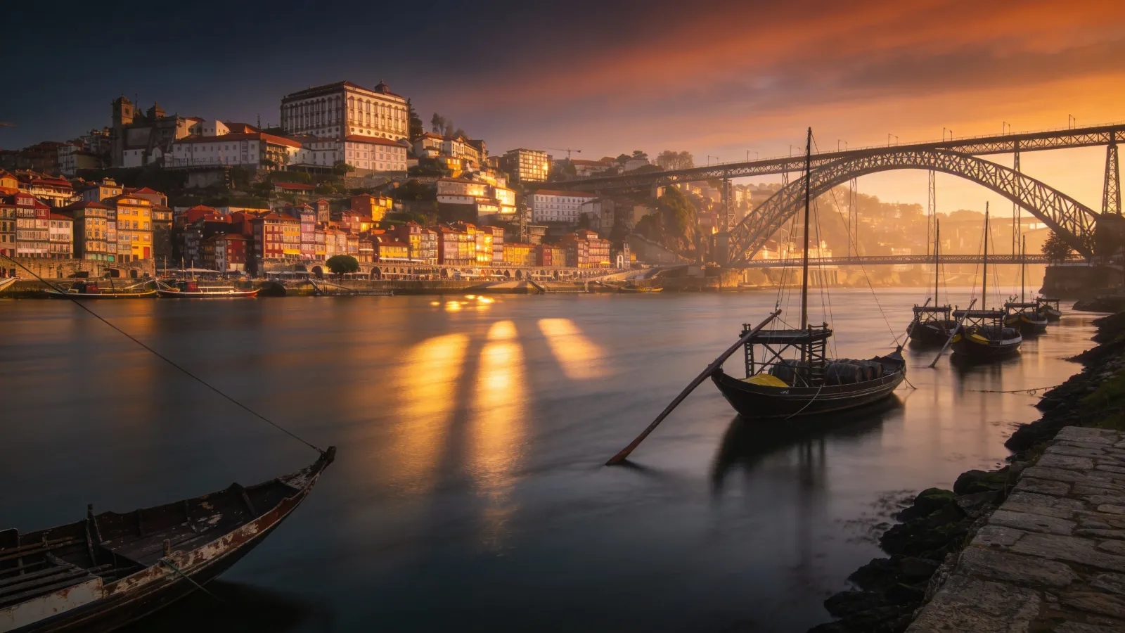 Porto riverfront and the Dom Luís I bridge at dusk